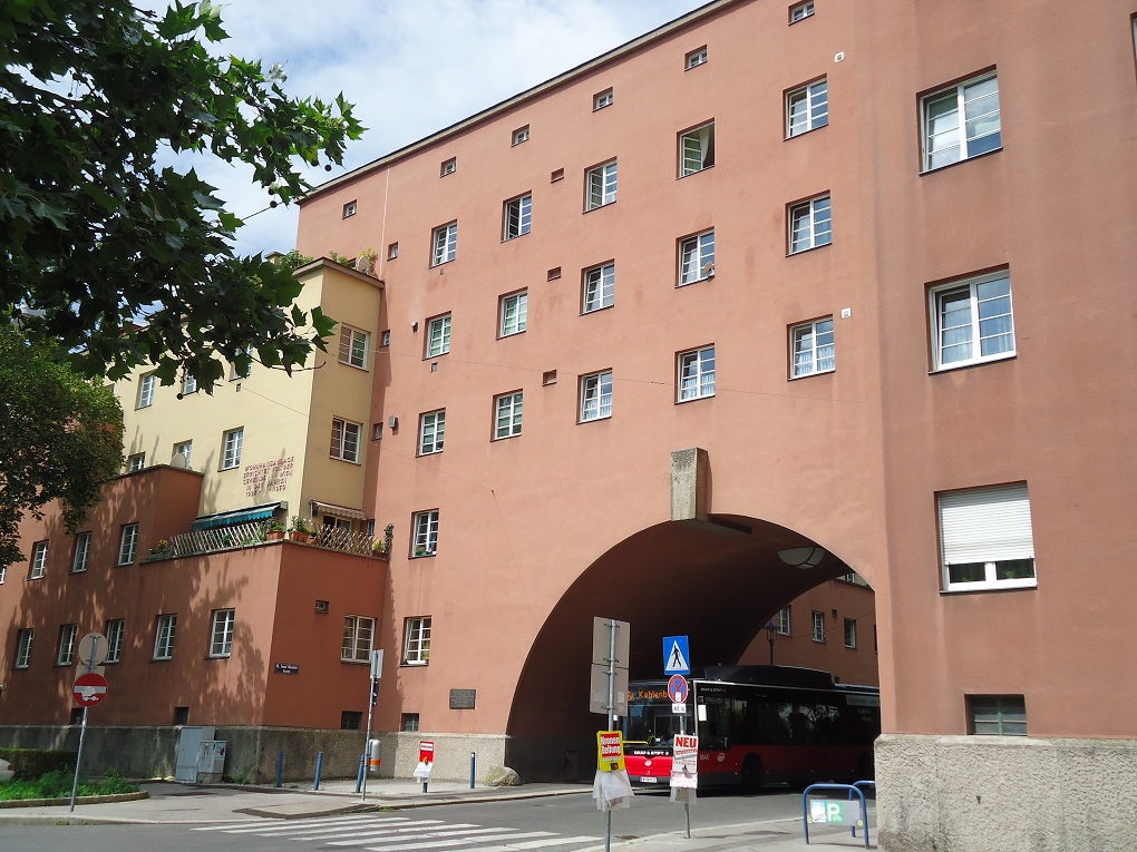 Fiche média no. 196315 Karl Ehn, disciple d'Otto Wagner, construisit entre 1927 et 1930 1382 logements sociaux dans cet ensemble appelé Karl-Marx-Hof, face à la gare d'Heiligenstadt