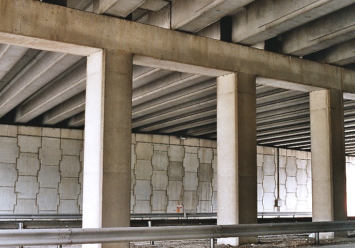 L'échangeur d'Heppignies (Fleurus) du R3 sous l'autoroute E42 (Liège-Mons) 