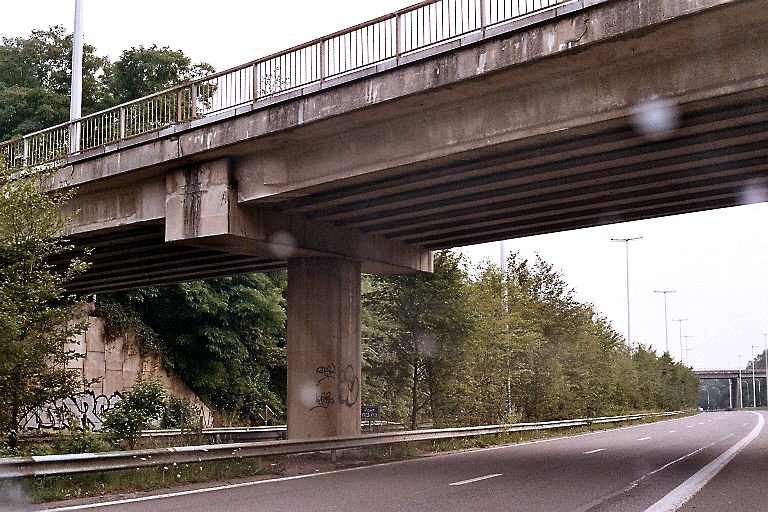 Un des bras de l'échangeur d'Heppignies (commune de Fleurus) entre le R3 de Charleroi et l'autoroute E42 (A15) 