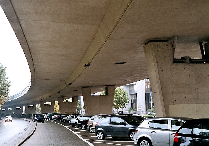 Le viaduc Herman-Debroux, à Auderghem (Région de Bruxelles-Capitale) par lequel l'autoroute E411 (A4) pénètre dans la ville 