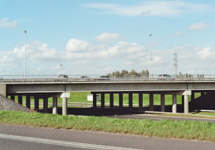 Le pont de Heuvelland par lequel la N37 surplombe l'A19 à l'entrée de Ypres (Ieper) en Flandre occidentale 