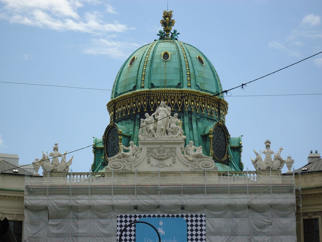 Fiche média no. 195317 La porte monumentale du château impérial de Vienne(la Hofburg), ou Michaelertor, est surmontée d'une coupole imposante de 1893, la Michaelertrakt