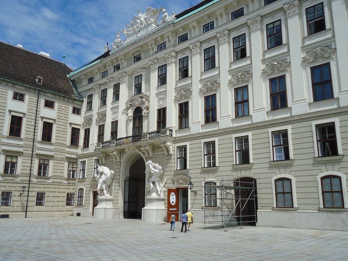Le Reichkanzleitrakt occupe le côté sud de la cour principale du palais impérial, la Hofburg 