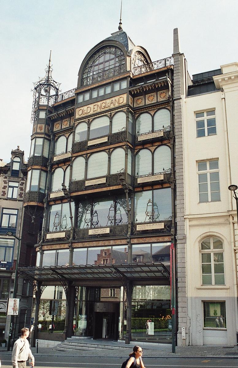 Fiche média no. 101551 Le Musée des Instruments de Musique, rue Montagne-de-la-Cour (au coin de la rue Villa Hermosa) à Bruxelles, est installé depuis 2000 dans l'ancien immeuble art nouveau Old England, construit en 1899 pour servir à l'origine de magasin