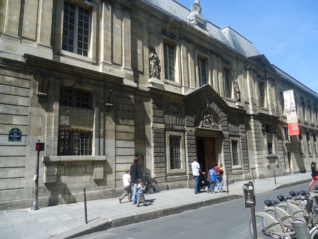 La façade de l'Hôtel Carnavalet, musée de l'histoire de Paris, rue de Sévigné (Paris 4e) 