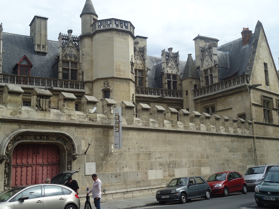 Le portail de l'Hôtel de Cluny (Musée du Moyen Age) du côté du square Painlevé (Paris 5e) 