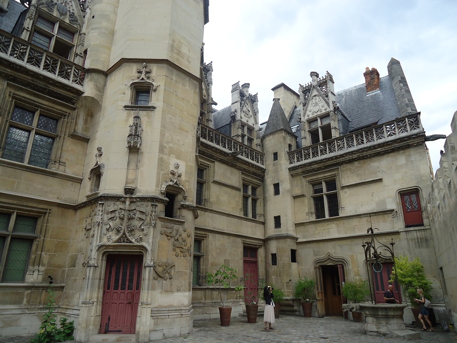 La cour intérieure de l'Hôtel de Cluny, côté square Painlevé 