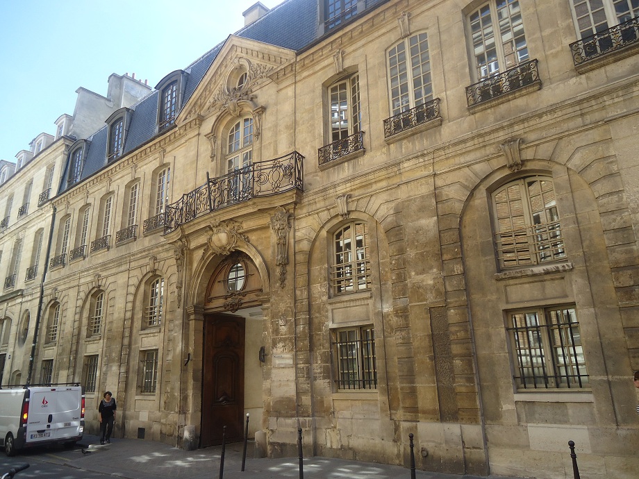 La façade de l'Hôtel d'Albret, sur la rue des Francs-Bourgeois (Paris 4e) 