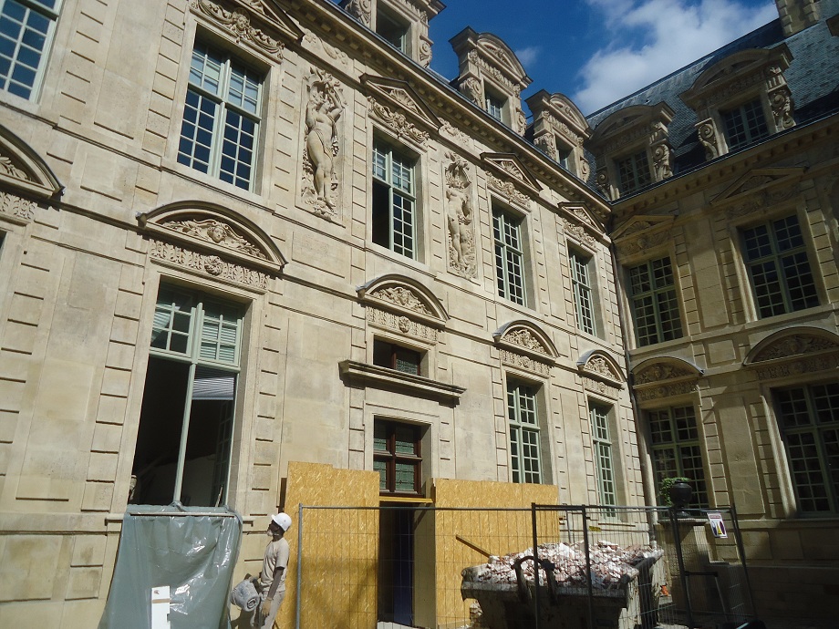 La cour intérieure de l'hôtel de Sully, côté rue Saint-Antoine (Paris 4e) 