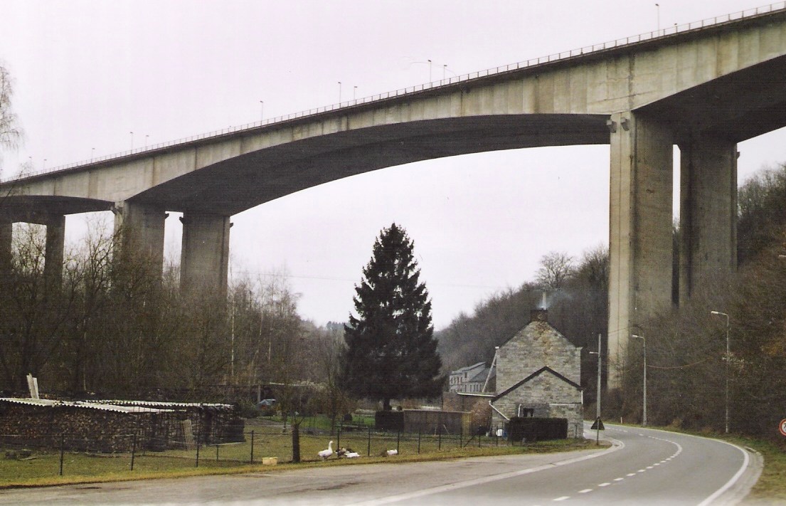 Le viaduc de Huccorgne, sur l'E42 au nord de Huy 