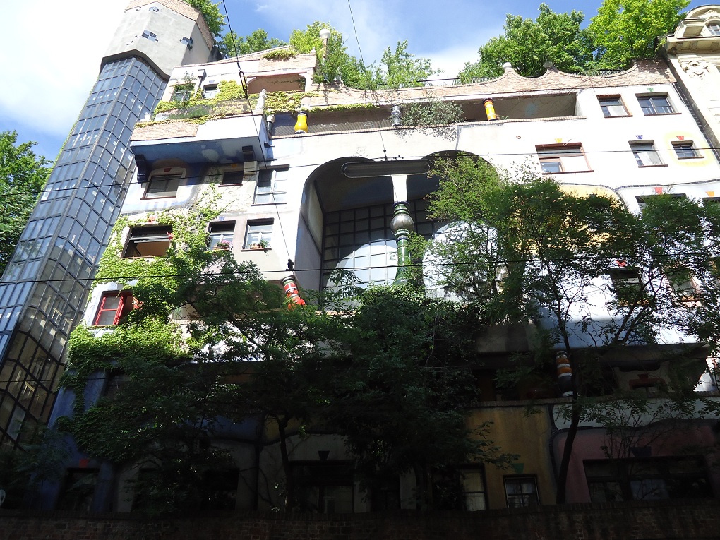 Fiche média no. 196332 La municipalité de Vienne commanda au peintre Fr. Hundertwasser le design de ces maisons d'habitation aux façade multicolores et aux balcons plantés d'arbres (1985)
