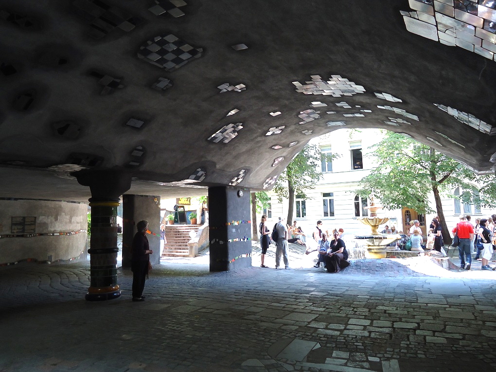 L'entrée, sur la Kegelgasse, de l'immeuble Hundertwasser (1985) 