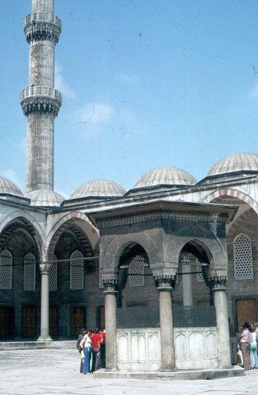 La cour intérieure de la mosquée bleue, à Istamboul 