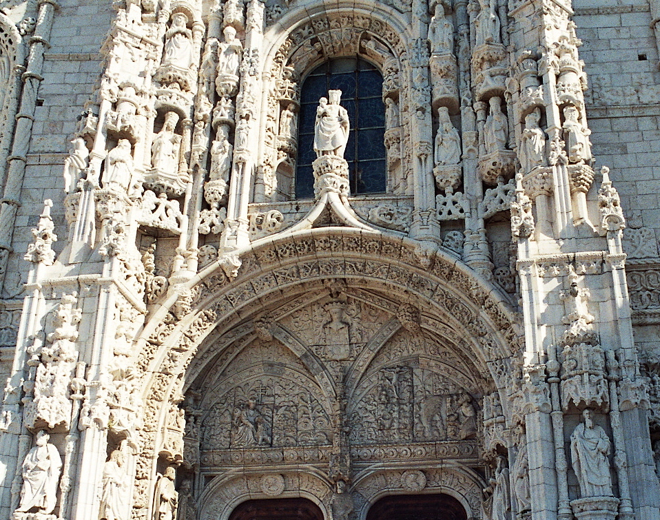 Fiche média no. 95663 Le portail sud de l'église abbatiale Santa Maria du monastère des Hiéronymites (Mosteiro dos Jeronimos), à Belem (Lisbonne) foisonne de sculptures