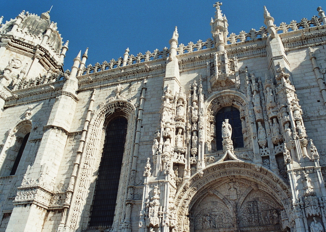 Fiche média no. 95664 Le portail sud de l'église abbatiale Santa Maria du monastère des Hiéronymites (Mosteiro dos Jeronimos), à Belem (Lisbonne) foisonne de sculptures