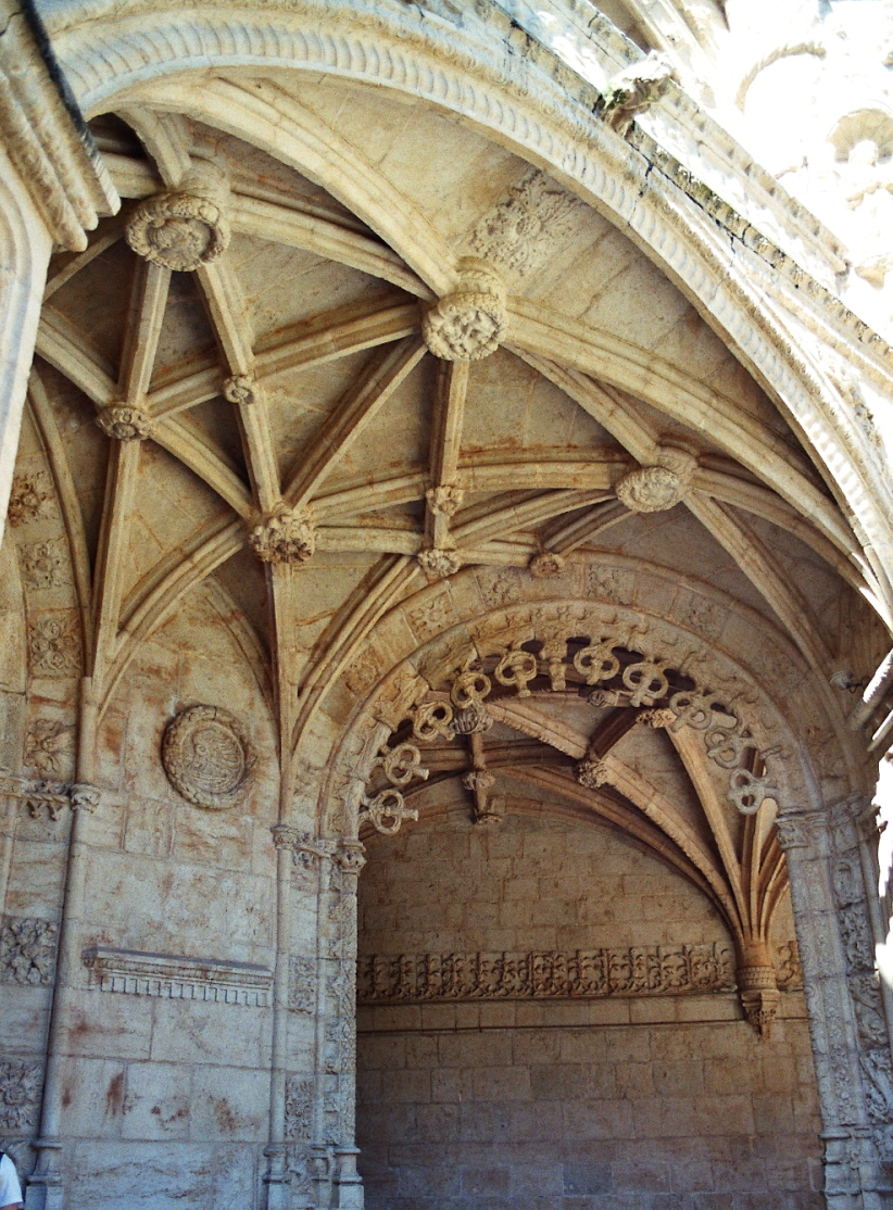 Fiche média no. 95677 Le cloître du monastère des Hiéronymites (Mosteiro dos Jeronimos) à Belem, occupe 2 étages et fait la synthèse entre le style manuélin, variante du gothique flamboyant, et le style Renaissance