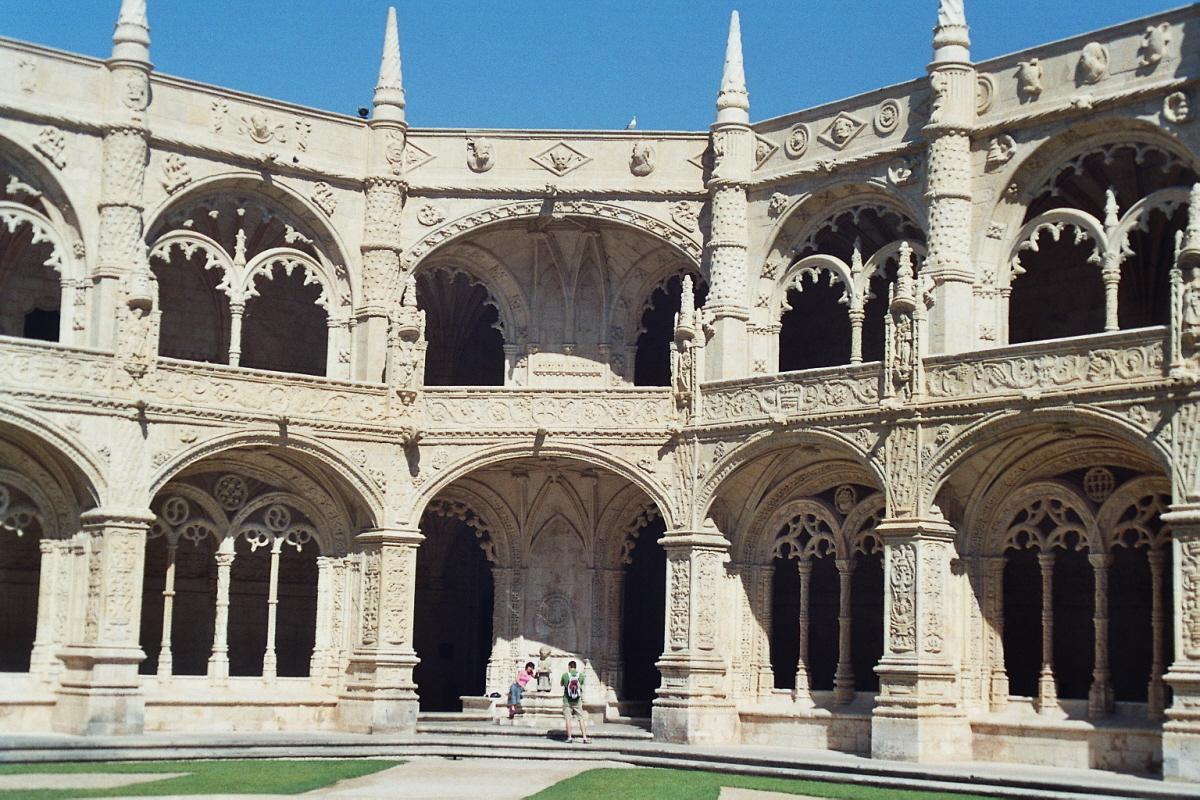 Fiche média no. 95678 Le cloître du monastère des Hiéronymites (Mosteiro dos Jeronimos) à Belem, occupe 2 étages et fait la synthèse entre le style manuélin, variante du gothique flamboyant, et le style Renaissance