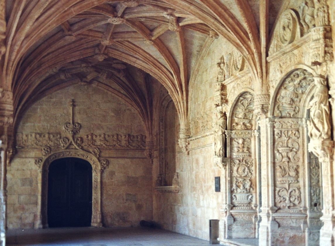 Fiche média no. 95680 Le cloître du monastère des Hiéronymites (Mosteiro dos Jeronimos) à Belem, occupe 2 étages et fait la synthèse entre le style manuélin, variante du gothique flamboyant, et le style Renaissance