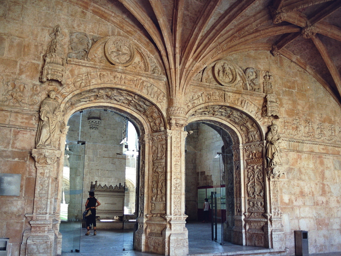 Fiche média no. 95682 Le cloître du monastère des Hiéronymites (Mosteiro dos Jeronimos) à Belem, occupe 2 étages et fait la synthèse entre le style manuélin, variante du gothique flamboyant, et le style Renaissance