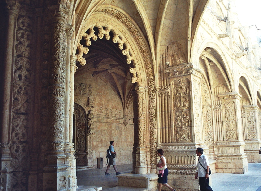 Fiche média no. 95684 Le cloître du monastère des Hiéronymites (Mosteiro dos Jeronimos) à Belem, occupe 2 étages et fait la synthèse entre le style manuélin, variante du gothique flamboyant, et le style Renaissance