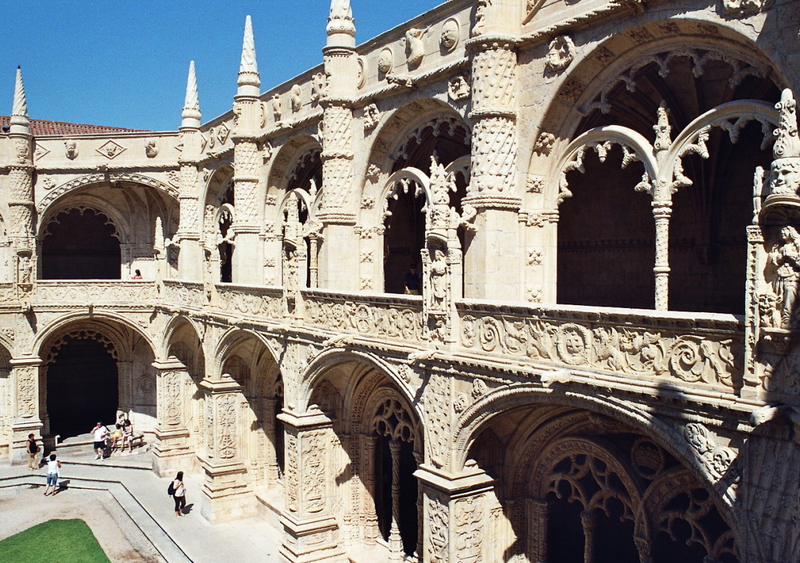 Fiche média no. 95691 Détails du cloître du monastère des Hiéronymites à Belem (Lisbonne). Le monastère, commandé par Manuel I en 1502, glorifie les découvertes maritimes portugaises