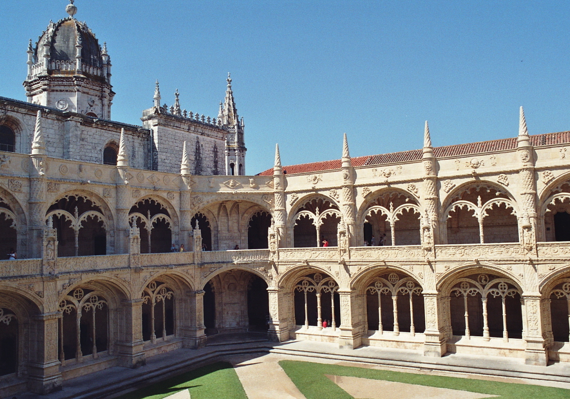 Fiche média no. 95692 Détails du cloître du monastère des Hiéronymites à Belem (Lisbonne). Le monastère, commandé par Manuel I en 1502, glorifie les découvertes maritimes portugaises