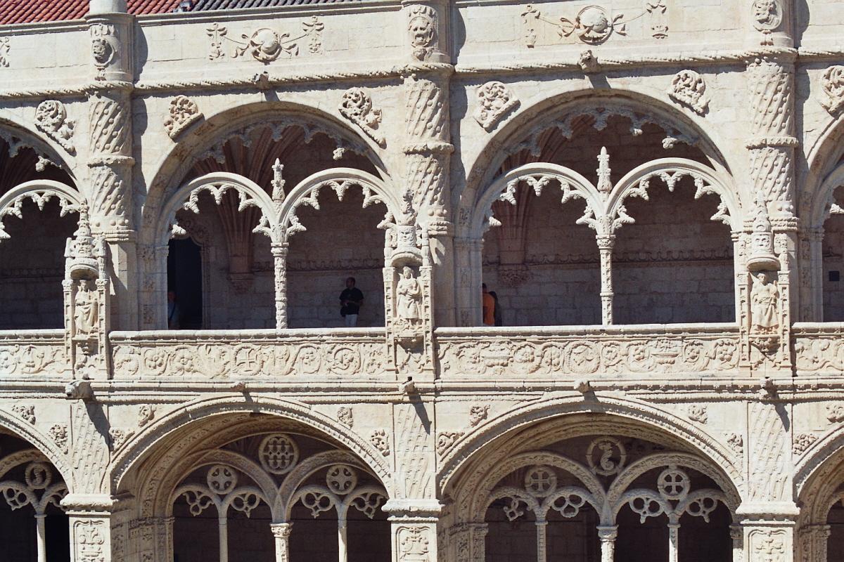 Fiche média no. 95693 Détails du cloître du monastère des Hiéronymites à Belem (Lisbonne). Le monastère, commandé par Manuel I en 1502, glorifie les découvertes maritimes portugaises