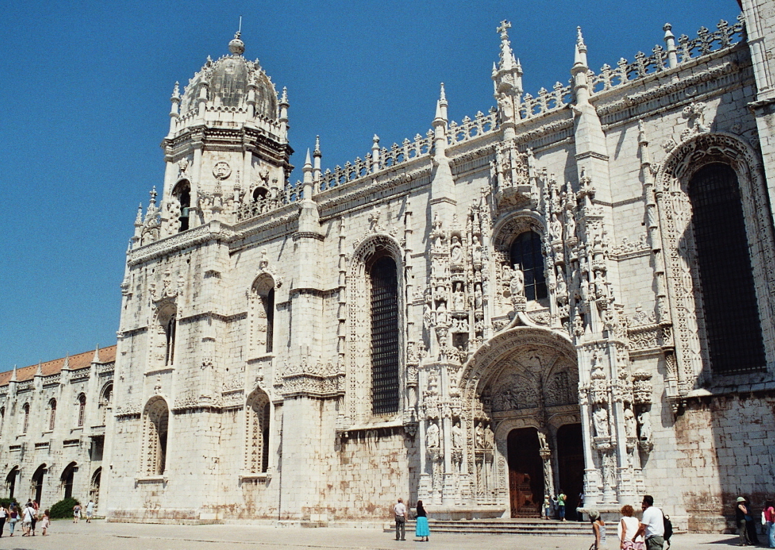 Fiche média no. 95665 Le portail sud de l'église abbatiale Santa Maria du monastère des Hiéronymites (Mosteiro dos Jeronimos), à Belem (Lisbonne) foisonne de sculptures