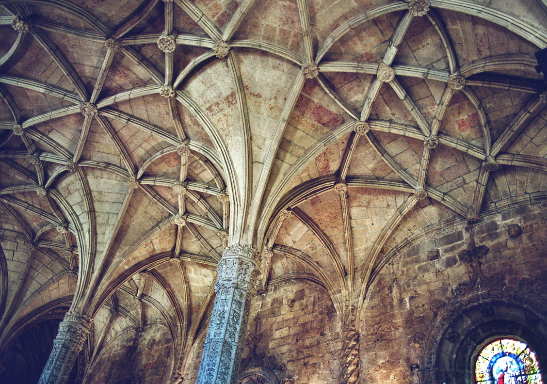 La nef, le choeur et les voûtes de l'église Santa Maria du monastère des Hiéronymites (mosteiro dos Jeronimos) à Belem (Lisbonne) 