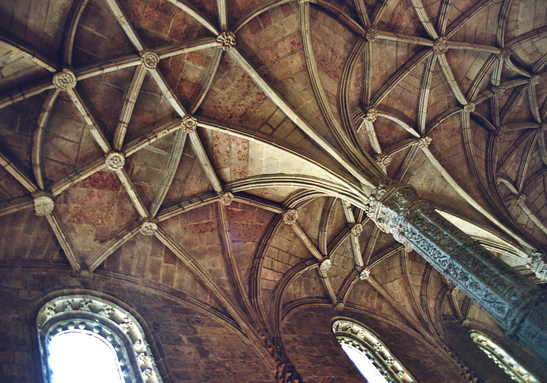La nef, le choeur et les voûtes de l'église Santa Maria du monastère des Hiéronymites (mosteiro dos Jeronimos) à Belem (Lisbonne) 