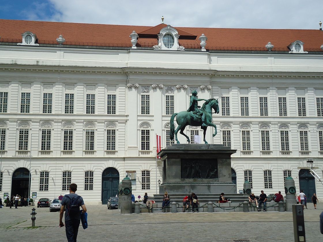 L'aile de la Redoutensaal, sur la Josefsplatz, qui fait partie de la Hofburg, a été restauré après un incendie en 1992 