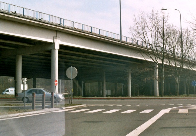 Le viaduc de Jumet (commune de Charleroi): l'autoroute A54 (la Carolorégienne) surplombe le rond-point de la N582 à Jumet 
