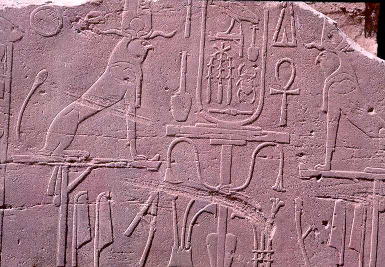 Hiéroglyphes taillés dans le granit rose (temple de Karnak) 