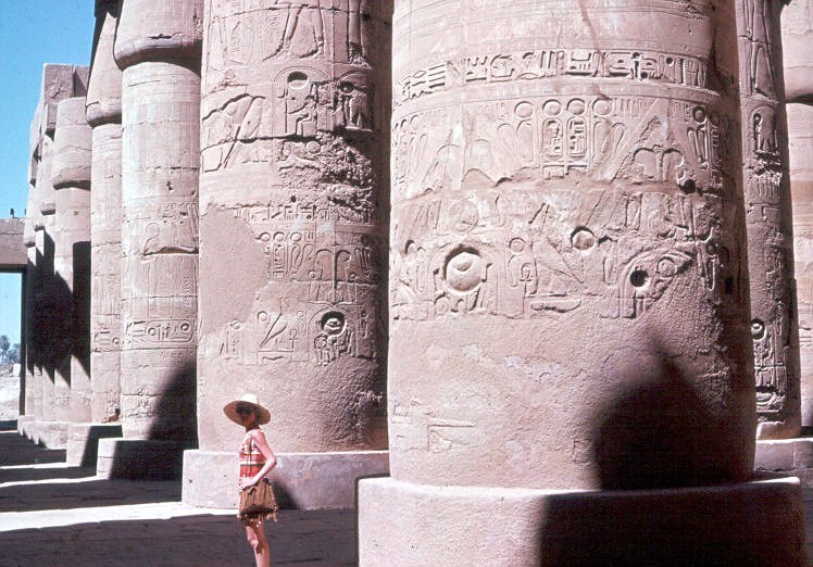 La salle hypostyle du grand temple de Karnak en haute Egypte 