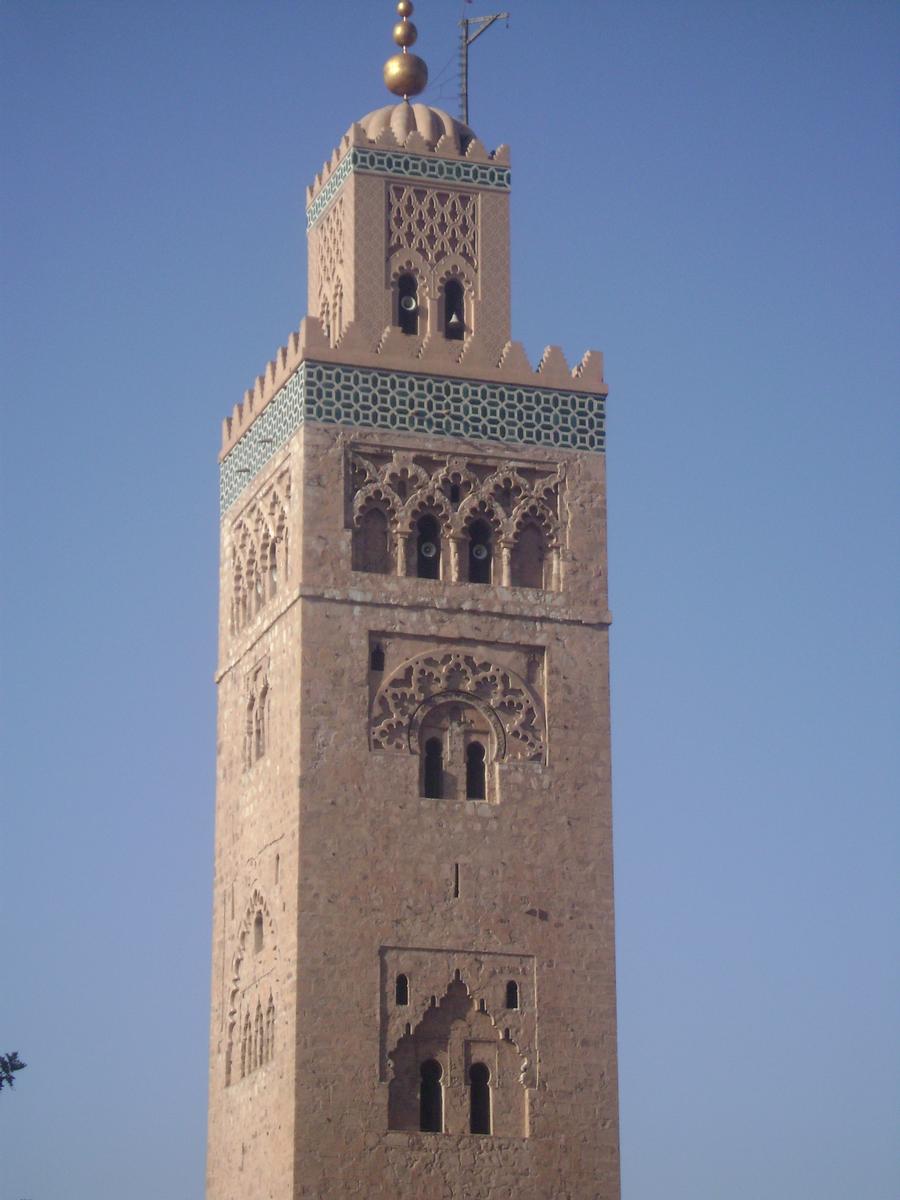 Le minaret de la mosquée de la Koutoubia à Marrakech, qui servit de modèle à la Giralda de Séville 