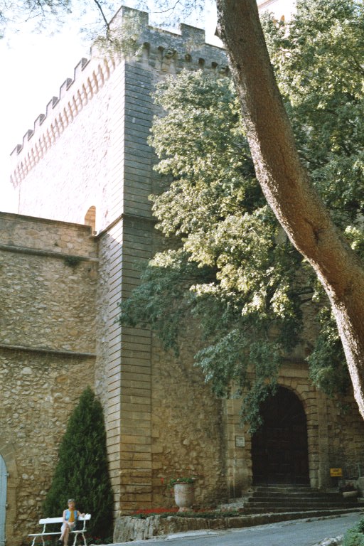 Le donjon (médiéval) du château de La Barben 
