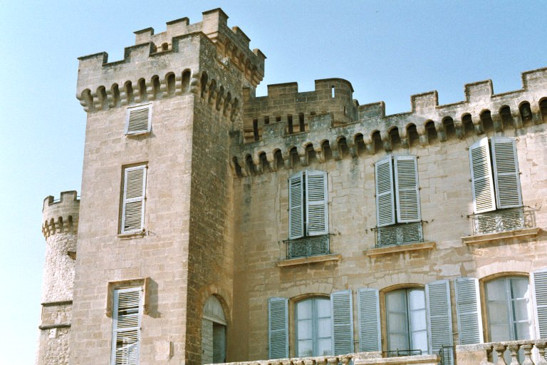 Château de La Barben (Bouches-du-Rhône): la façade donnant sur la cour 