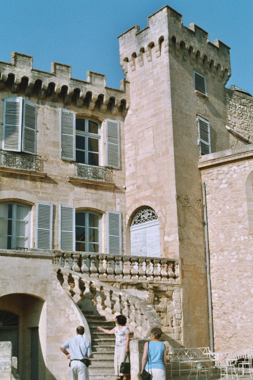 L'escalier renaissance menant de la cour à la afaçde principale du château de La Barben 