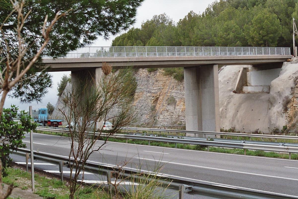 Le pont du chemin des Plaines Marines sur l'autoroute A50 à La Ciotat (Bouches-du-Rhône) 