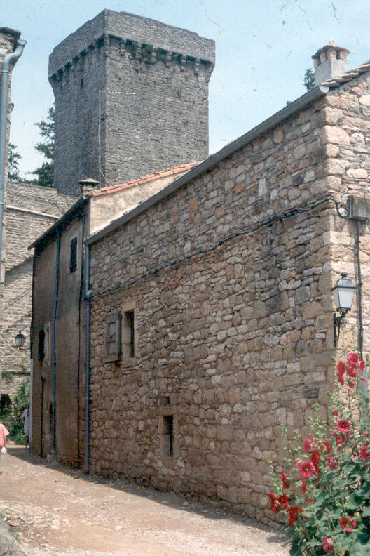 Les remparts de La Couvertoirade (Aveyron), village templier (12e s.) 
