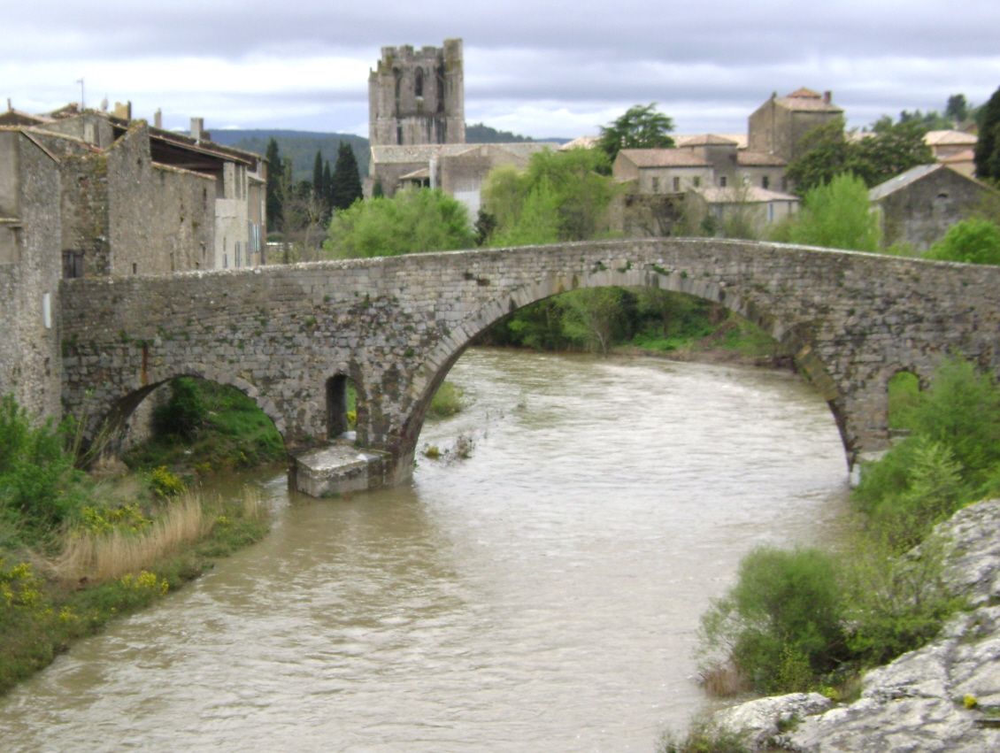 Le vieux pont, actuellement piétonnier, de Lagrasse (Aude) 