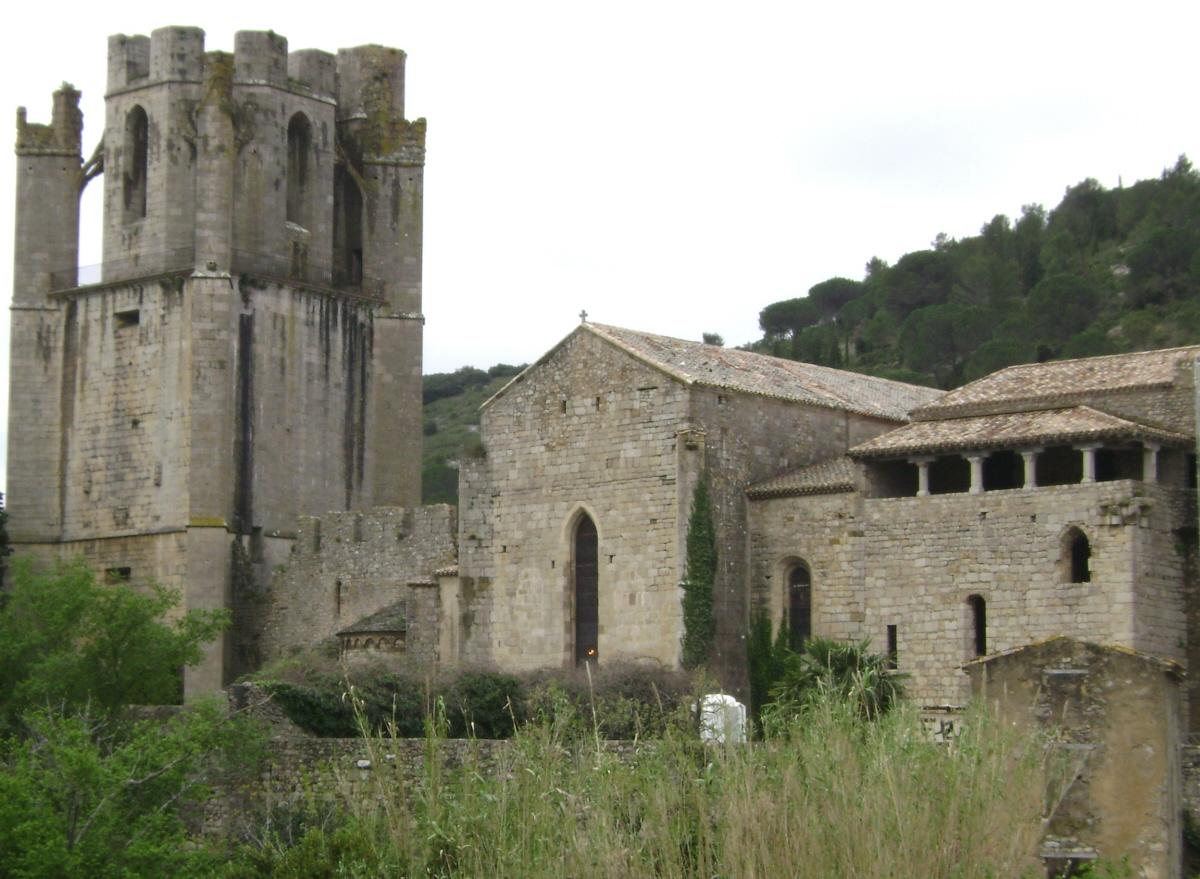 Vue d'ensemble de m'abbaye de Lagrasse (Aude) 