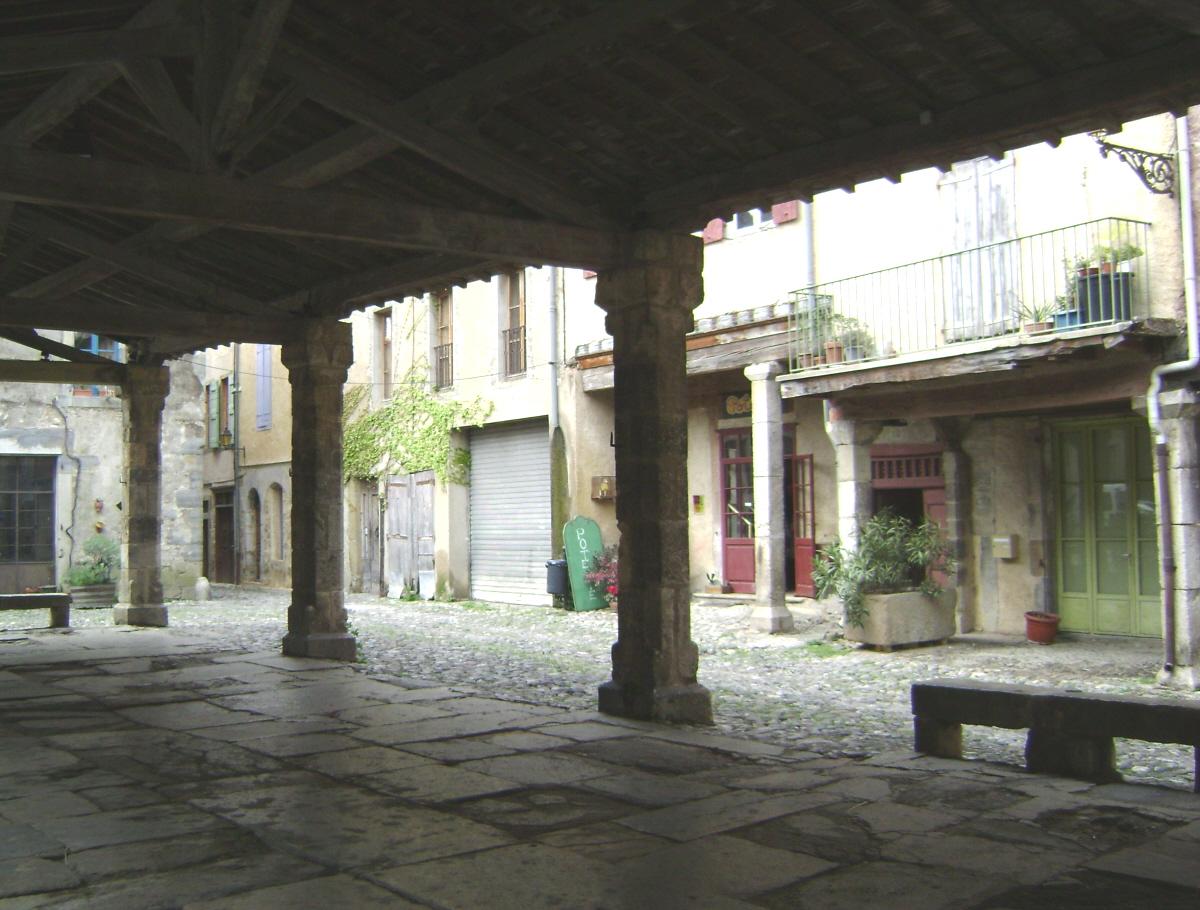 Les halles anciennes de Lagrasse (Aude) 