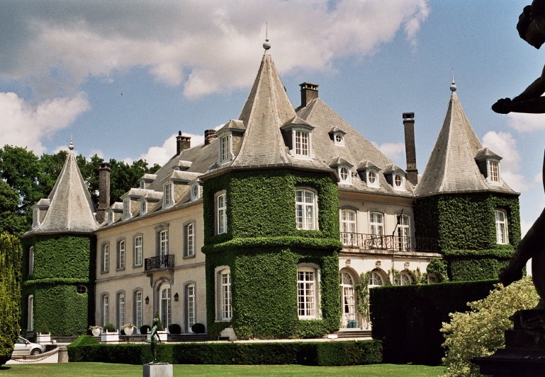 La façade sud et le côte oriental du château de La Hulpe, face au parc de plus de 230 hectares 