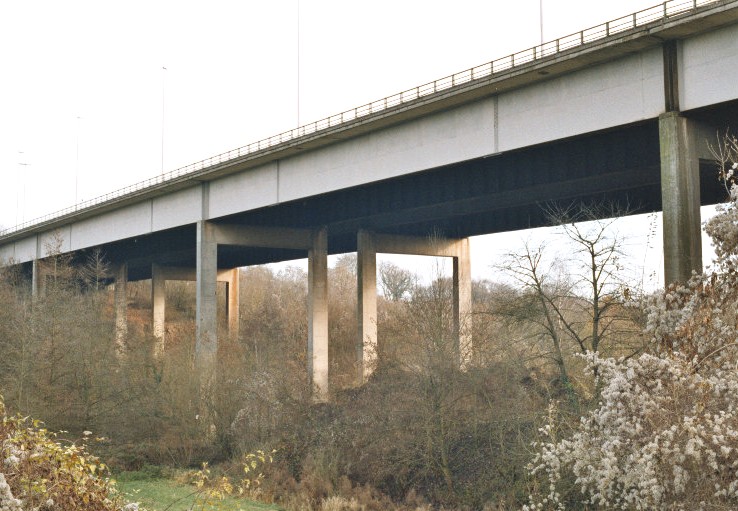Viaduc de Lavoir (commune de Héron), en structure métallique. L'autoroute E42 surplombe la route Huy-Eghezée 
