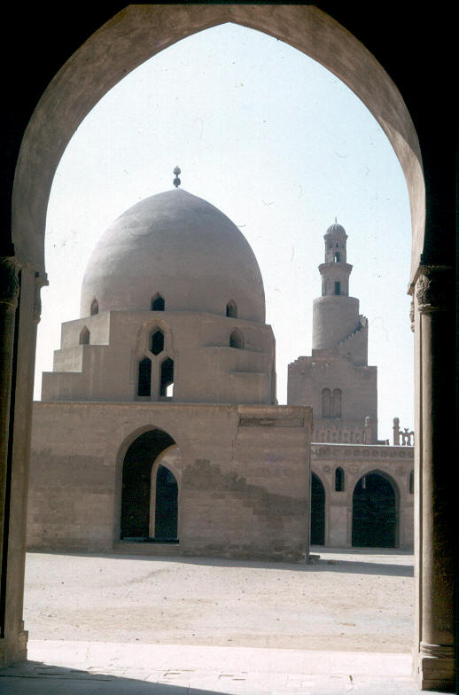 La coupole et le minaret de la mosquée Ibn Touloun (7e siècle) au Caire 