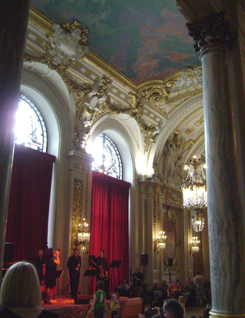 La galerie du 2e étage de l'Opéra de Lille 