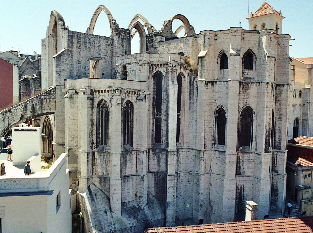 Fiche média no. 95923 Les ruines de l'église (gothique des Carmes (Igreja do Carmo), de la fin du 14e siècle, n'ont pas été restaurées en souvenir du séisme meurtrier de 1755