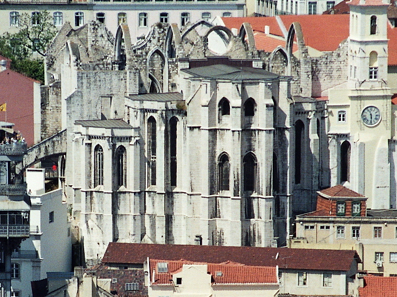 Fiche média no. 95924 Les ruines de l'église (gothique des Carmes (Igreja do Carmo), de la fin du 14e siècle, n'ont pas été restaurées en souvenir du séisme meurtrier de 1755