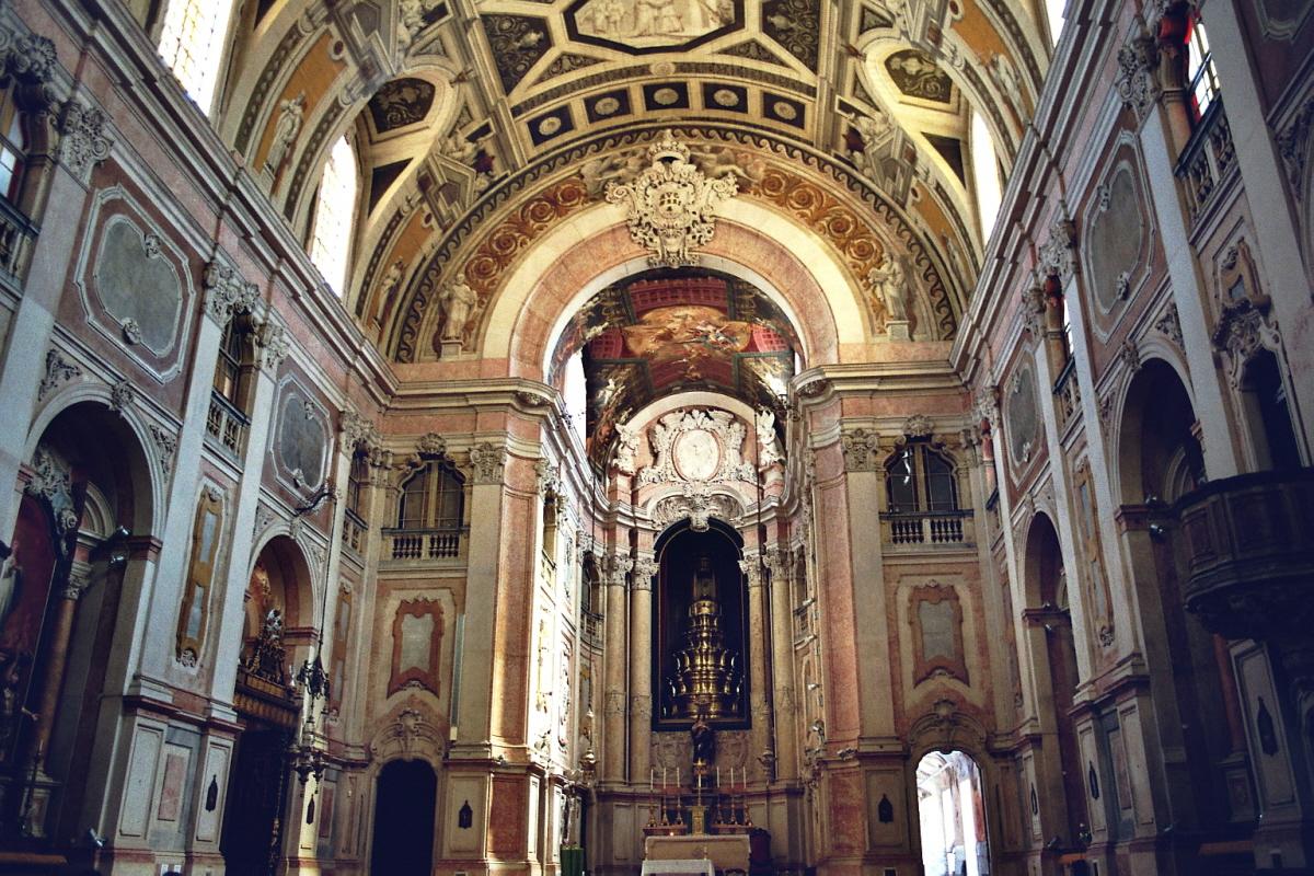 Fiche média no. 95925 L'église baroque Nossa Senhora do Encarnacao (Notre-Dame de l'Incarnation), située largo do Chiado, fait face à sa jumelle, Nossa Senhora de Loreto